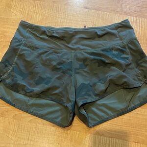 LULULEMON. Women’s shorts.